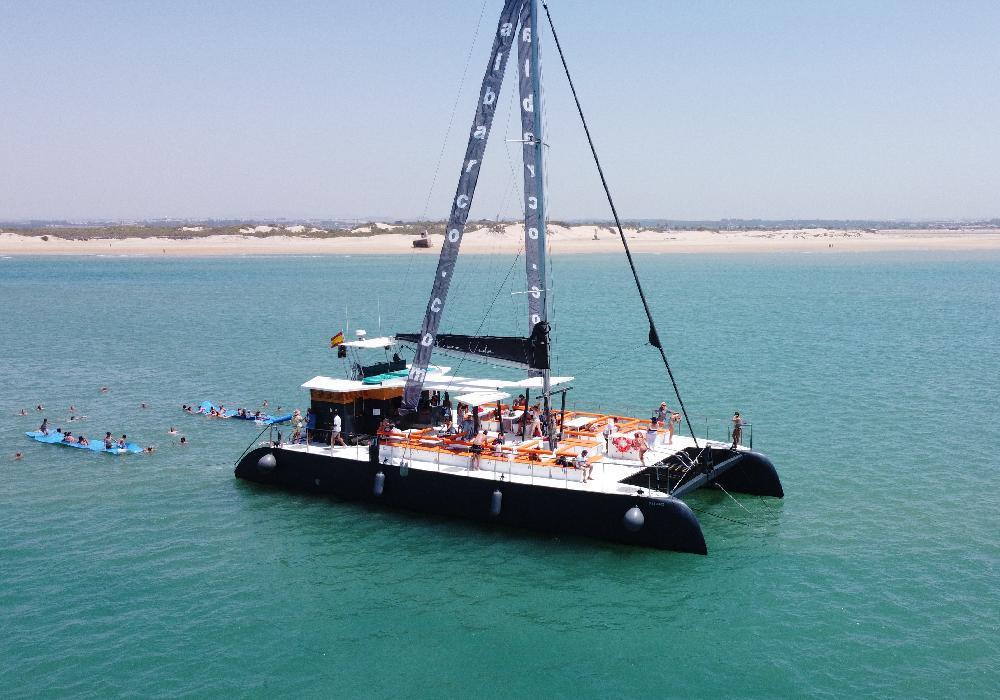 Celebra un evento exclusivo en nuestro Catamarán Pura Vida desde Marina La Alcaidesa