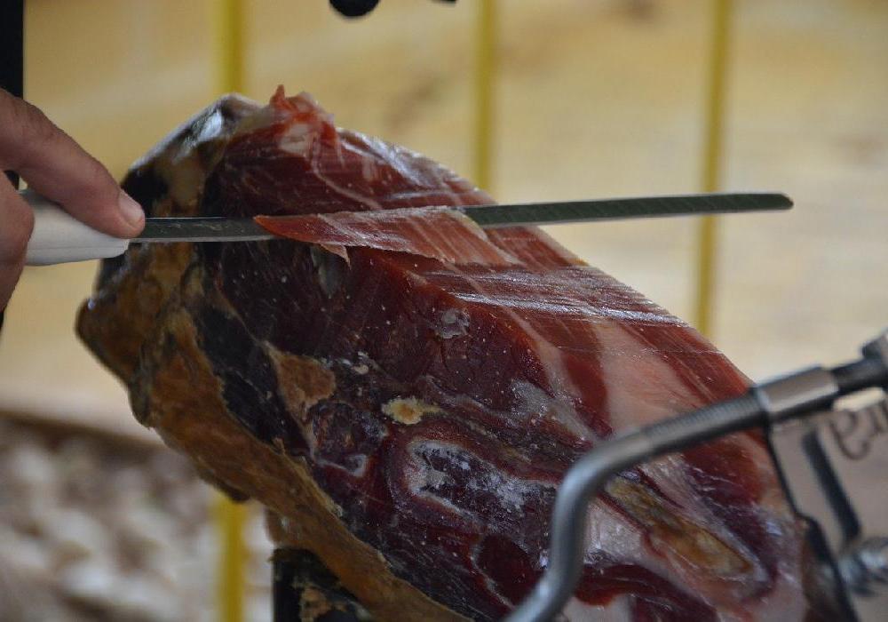 Cortador de jamón profesional a bordo del puravida